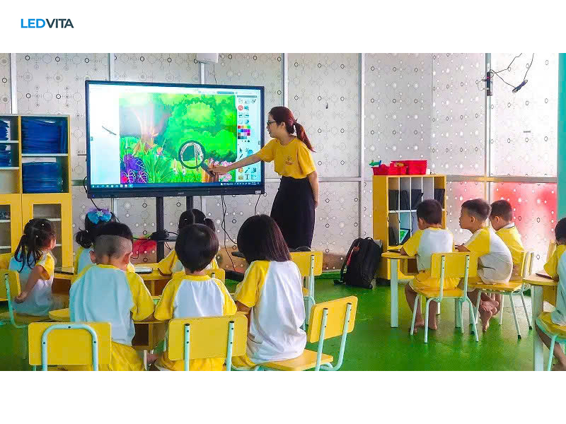 Lợi ích của việc sử dụng Màn hình 65 inch trong Công việc và Giáo dục