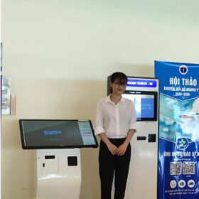 Màn hình Quảng cáo LCD chân quỳ 32 inch – Chính hãng