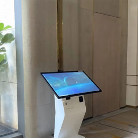 Màn hình Quảng cáo LCD chân quỳ 43 inch – chính hãng