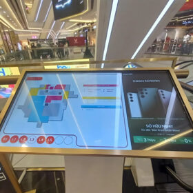Màn hình Quảng cáo LCD chân quỳ 55 inch – Chính hãng