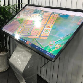 Màn hình Quảng cáo LCD chân quỳ 65 inch – Chính hãng