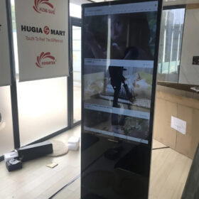 Màn hình quảng cáo chân đứng 43 inch