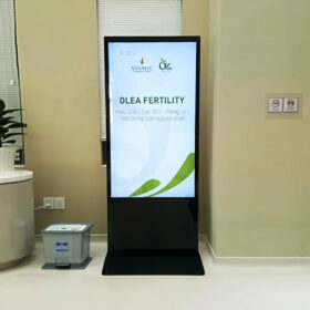 Màn hình quảng cáo chân đứng 65 inch