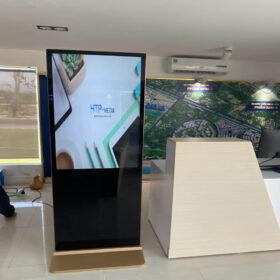 Màn hình standee 65 inch chính hãng