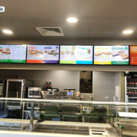 Review nhanh về hai hệ điều hành của màn hình